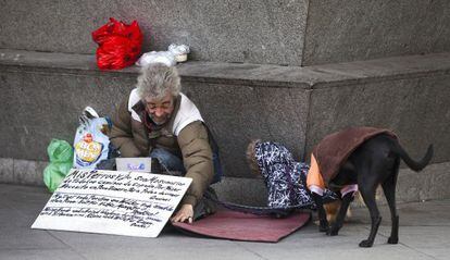 Un indigente mendigando en una calle de Madrid.