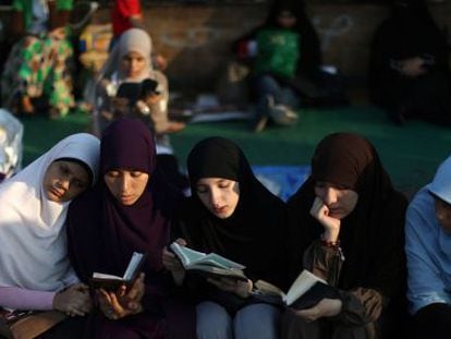 Partidarios de los Hermanos Musulmanes leen el Corán en la plaza de Rabaa al Adawiya el pasado 10 de julio.