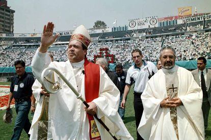Norberto Rivera en el Estadio Azul, en mayo del año 2000.