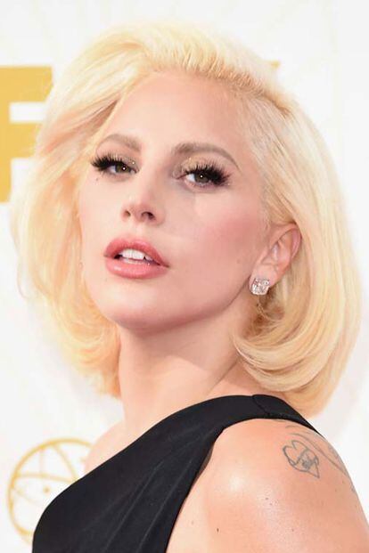 Lady Gaga redondea sus puntas marcándose un peinado al más puro estilo años dorados de Hollywood.