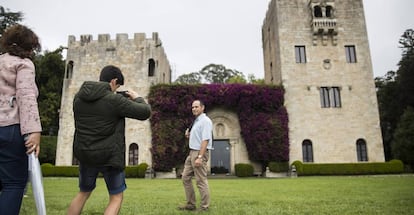 Un grup de turistes visita el pazo de Meirás.