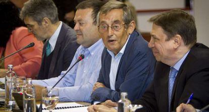 Miguel Delibes (centro), hoy durante el consejo de Doñana.