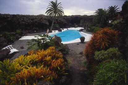 Jardines subtropicales envuelven las cuevas volc&aacute;nicas de los Jameos del Agua, un espacio creado por C&eacute;sar Manrique en Lanzarote. 