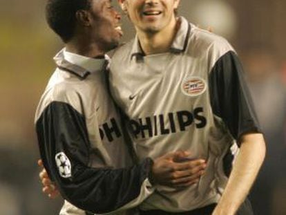 Phillip Cocu celebra un gol del PSV Eindhoven junto a Beasley