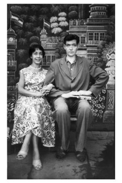Aurora Bernárdez y Julio Cortázar en un viaje a India en 1956.