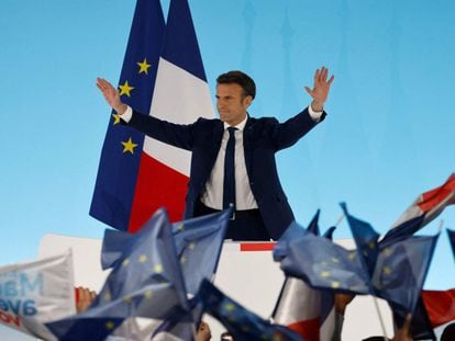 Emmanuel Macron saluda a sus seguidores.