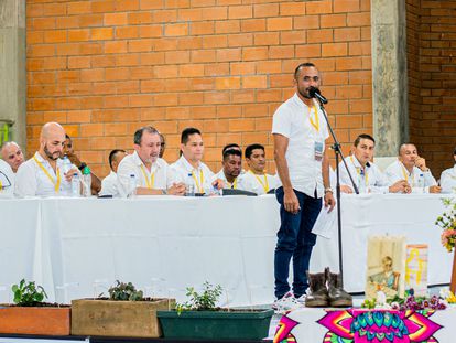 Un grupo de exmilitares en la Audiencia de Reconocimiento de Verdad sobre el asesinato y desaparición forzada de 49 personas en Dabeiba, Antioquia.