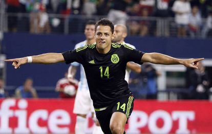 Hernández celebra un gol contra la selección de Argentina