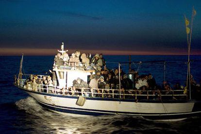 Rescate de un barco con decenas de norteafricanos a bordo cerca de la isla siciliana de Lampedusa.