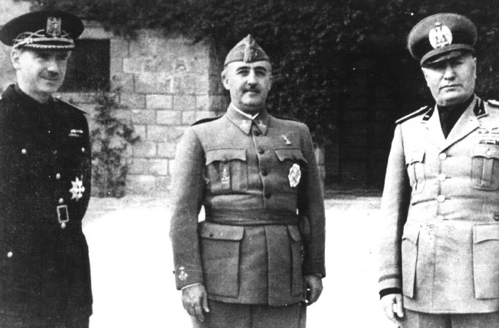 Francisco Franco (centro), entre Serrano Suñer (izquierda) y Benito Mussolini (derecha), durante su entrevista en Bordighera, en 1941.