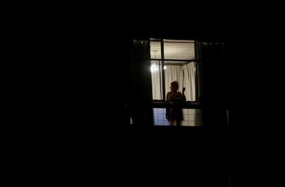 Una mujer asomada a su balcón, en Buenos Aires, en medio de la cuarentena obligatoria.