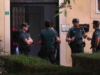 La Guardia Civil registra el domicilio de la madre del menor asesinado.