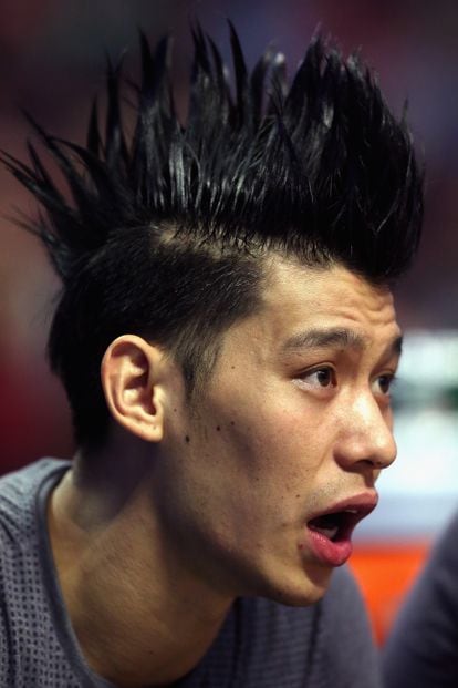 Jeremy Lin asiste como espectador a un partido de su equipo, los Charlotte Hornets, en 2015.