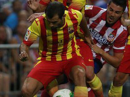 Mascherano protege el bal&oacute;n ante Jordi Alba y Villa.