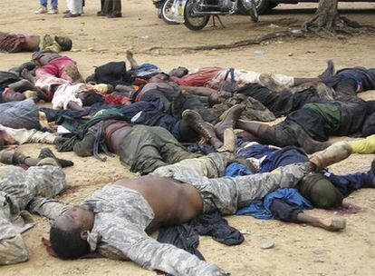 Los cuerpos de varios militantes islamistas, amontonados en la ciudad de Bauchi tras el ataque de ayer.
