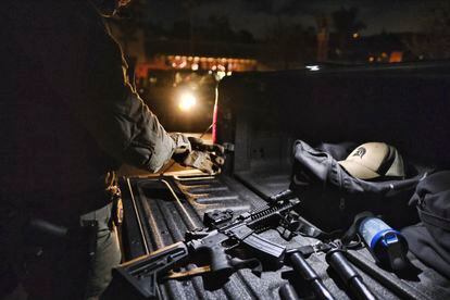 Un agente antinarcóticos se prepara para un operativo en contra del Cartel Jalisco Nueva Generación, el 11 de marzo de 2020.