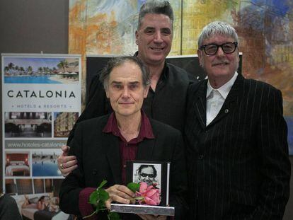 El escritor, Javier P&eacute;rez And&uacute;jar, recibe el premio Christa Leem 2016 de la mano del cantante Loquillo y Joan Estrada. 