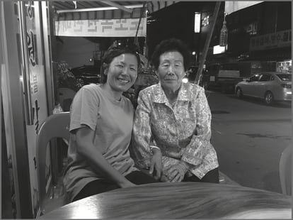 El dibujante de bd Keum Suk Gendry-Kim (izquierda) con su madre.