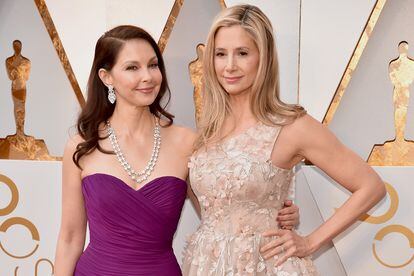 Ashley Judd y Mira Sorvino recordaron en la alfombra roja los abusos sexuales que han sufrido por parte de Weinstein y su compromiso con las víctimas a través de asociaciones solidarias.