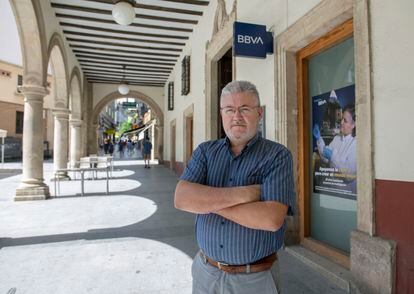 Juan Manuel Cañas, empleado del BBVA que procede de Caja Postal, frente a la sucursal donde trabaja en Jaén.