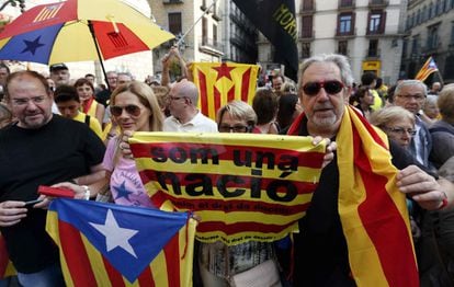 Banderas con letreros a favor de la independencia.