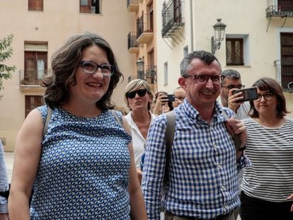 La exvicepresidenta de la Generalitat, Mónica Oltra, el 21 de junio, acompañado de su entonces jefe de gabinete, Miquel Real, el día en que la primera anunció su dimsión en la sede de Compromís en Valencia.
