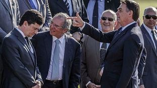 El presidente Bolsonaro apunta de broma al entonces ministro Sergio Moro en un acto público. En el vídeo, las palabras del presidente sobre el caso Lava Jato.