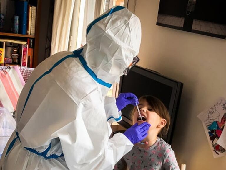 Una trabajadora realiza una prueba de covid-19 a uno de los niños participantes en el estudio Kids Corona. Fotografía cedida por el Hospital San Juan de Dios de Barcelona
