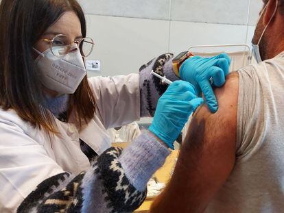 Una sanitaria suministra una dosis de refuerzo a una persona ya vacunada con Janssen en Gijón el pasado 22 de noviembre.