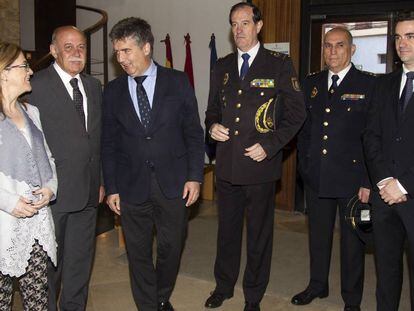 Ignacio Cosid&oacute; (tercero por la izquierda), el 29 de abril en un acto en Zamora.