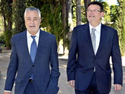 Jos&eacute; Antonio Gri&ntilde;&aacute;n, l&iacute;der socialista andaluz, y Ximo Puig, secretario de los socialistas valencianos, en 2012.  