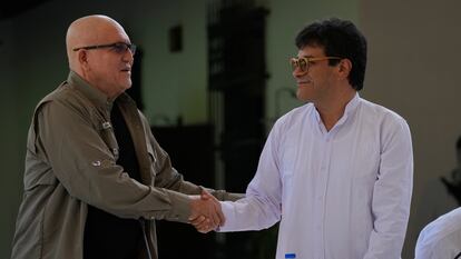 Antonio García, del ELN, saluda al representante del Gobierno colombiano, Danilo Rueda, este martes en Caracas.