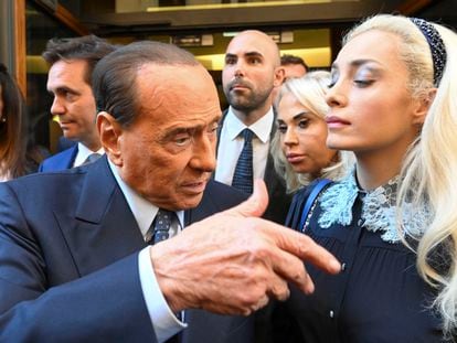 Berlusconi comparece ante la prensa tras abandonar la Cámara de Diputados junto a su pareja, la diputada Marta Fascina, el martes en Roma.