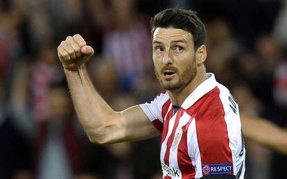 Aduriz celebra un gol.