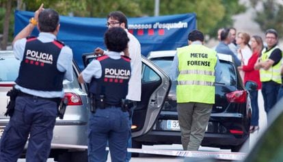 Mossos d'Esquadra y médicos forenses en Sant Joan Les Fonts.