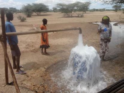 La señora Elamach, jefe local, evalúa la calidad del agua en la zona de bombeo.