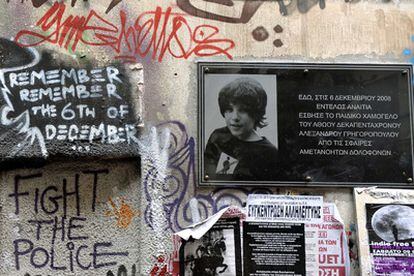 Una placa en memoria de Alexis Grigorópulos cuelga en una pared del barrio de Exarhia.