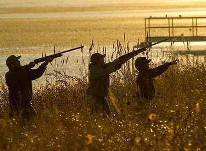Un grupo de cazadores inicia una jornada de caza al amanecer.