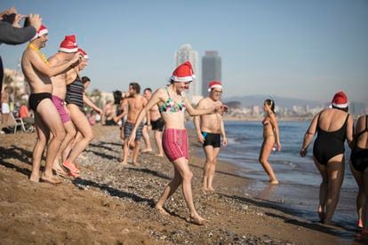 Ambiente en la playa de la Barceloneta, este sábado. 