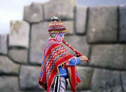 Un niño, delante de una de las murallas defensivas, hechas de bloques de granito, de la fortaleza de Sacsayhuamán, en una colina de Cuzco.