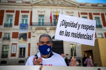 Protesta por la falta de recursos y las muertes en las residencias en la Puerta del Sol de Madrid.