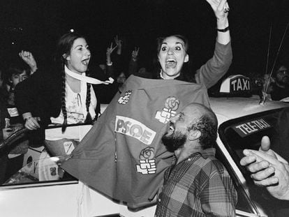 Simpatizantes del PSOE celebran en las calles de Madrid la victoria electoral de Felipe González, el 28 de octubre de 1982.