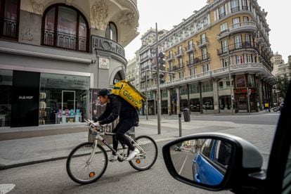 Un 'rider' de Glovo atiende a un pedido en Madrid, el pasado 18 de marzo.