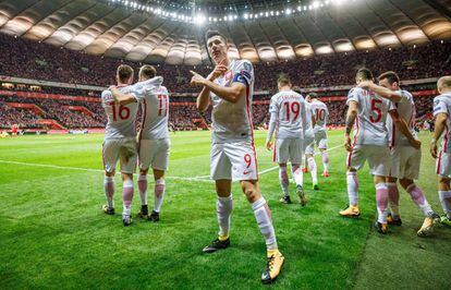 Robert Lewandowski celebra su gol ante Montenegro.