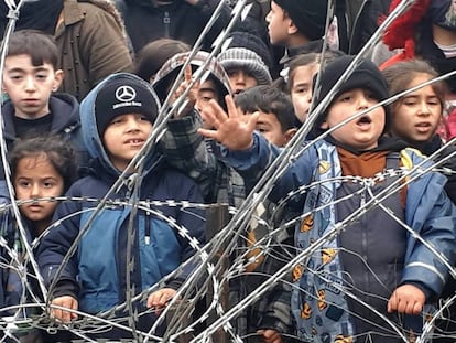 Niños migrantes, tras la valla que separa Polonia de Bielorrusia, en una imagen de un vídeo difundido por el Gobierno polaco.