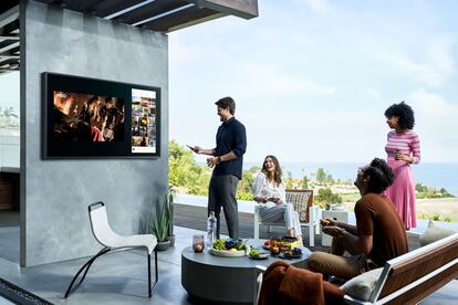 El televisor ha cambiado y se ha transformado en Smart TV, aunando todas las opciones de ocio en un único lugar. Samsung ha añadido a sus modelos, además, reconocimiento de voz y otras funcionalidades.
