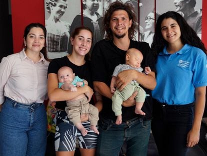 Sofía Rodríguez y Leonardo Costa posan con sus hijos, Lorenzo y Valentín, y con personal del Registro Nacional de Personas.