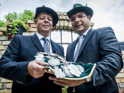 Mithat Gedik (derecha), el primer rey musulmán de una tradicional hermandad de tiro, junto a su sucesor.