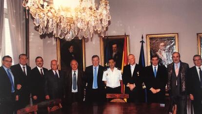 De izquierda a derecha, los mandos policiales Enrique García Castaño, José Luis Olivera, Carlos Rubio, Enrique de Federico, Agustín Linares, Pedro Díaz-Pintado, Miguel Ángel Fernández-Chico, José Manuel Villarejo, Juan Antonio González, Miguel Valverde y Carlos Salamanca; en una imagen difundida por Villarejo.