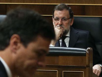 El lider socialista, Pedro Sanchez, abandona el Hemiciclo bajo la atenta mirada de Mariano Rajoy.  Foto: Uly Martin